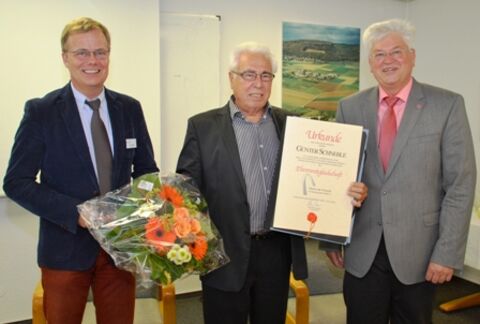 Bürgermeister Heinz Brennenstuhl ernannte in seiner Eigenschaft als erster Vorsitzender des Vereins der Freunde der Hegau-Jugendwerk GmbH gemeinsam mit ÄD Dr. Klaus Scheidtmann den früheren langjährigen zweiten Vorsitzenden und ehemaligen Verwaltungsdirektor des HJW zum ersten Ehrenmitglied des Vereins. Bild: aj